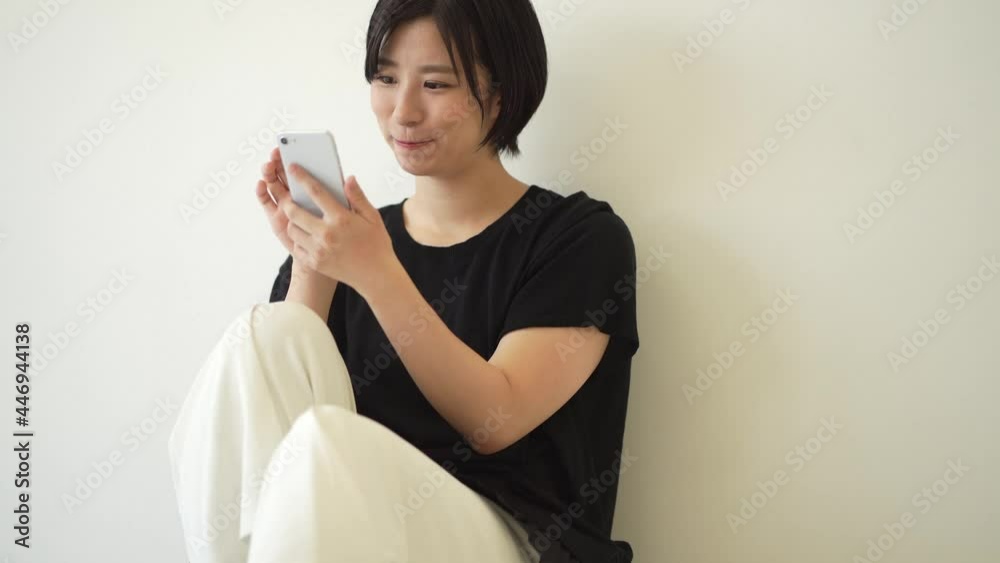 スマートフォンを操作する女性 スマートフォンを操作する女性