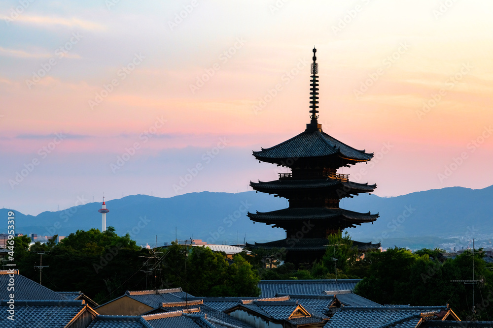 京都市 夕暮れ時の八坂の塔と街並み