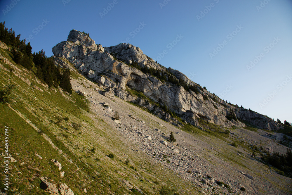 Randonnée en montagne, le soir, dans le Vercors au dessus de Grenoble au Col de l'Arc