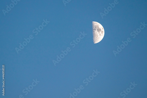 Une demi lune en soirée photo