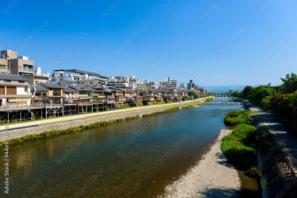 京都市 鴨川と四条の街並み