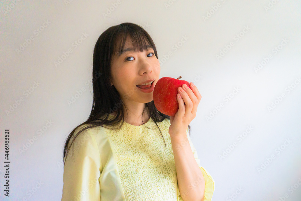 リンゴを食べる女性 リンゴを食べる女性