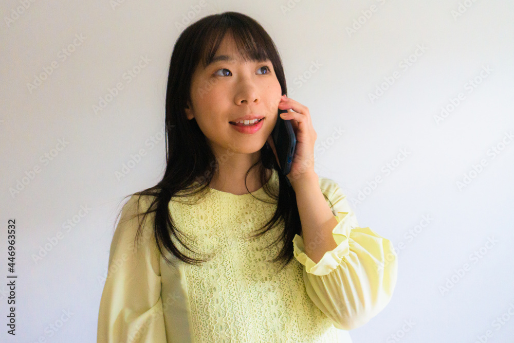 スマートフォンで通話をしている女性 スマートフォンで通話をしている女性