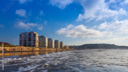 Fotografía Vista de la playa de Salinas en Asturias desde el agua y en verano