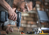 A professional carpenter uses wood screws, screws.