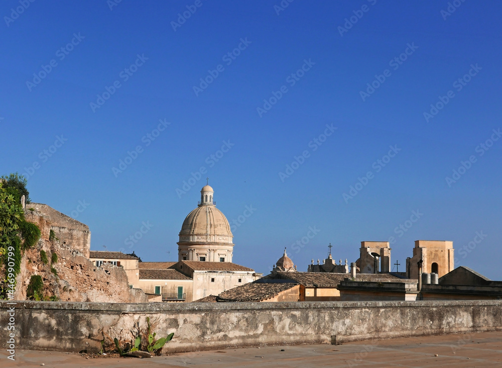 scenica veduta di una cupola a Noto, in Sicilia