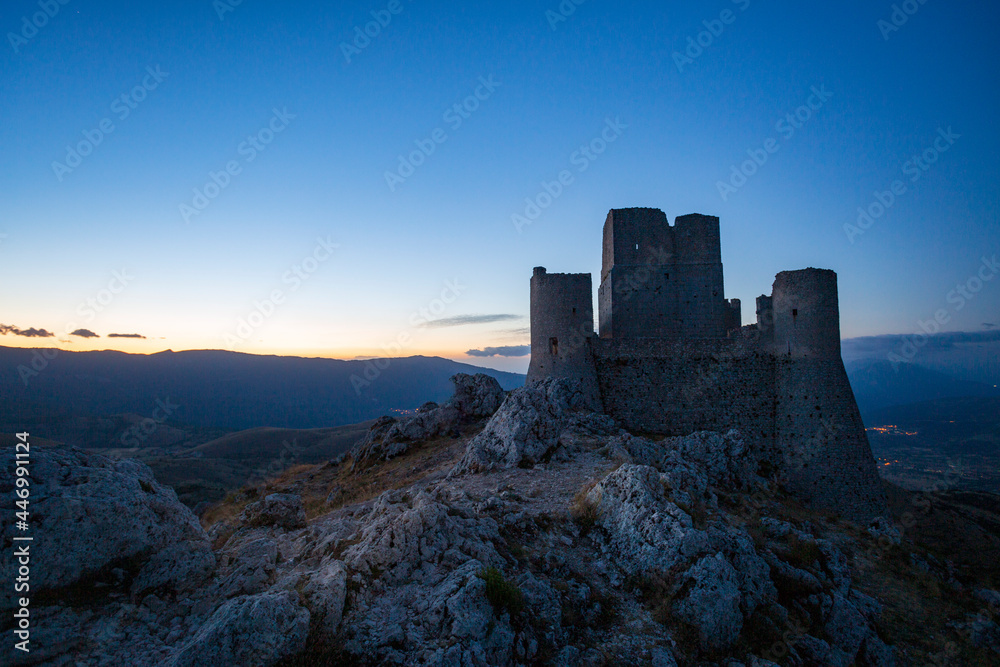 Castello di Rocca Calascio. In provincia dell'aquila, in Abruzzo. Set del film il nome della rosa Castello di Rocca Calascio. In provincia dell'aquila, in Abruzzo. Set del film il nome della rosa