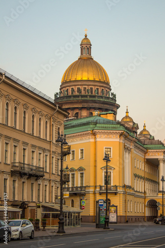 Saint PETERSBURG, RUSSIA-July, 15, 2021: view of the historical buildings on Admiralteiskiy Prospekt and the golden dome of St. Isaac's Cathedral on a sunny summer morning © Inna