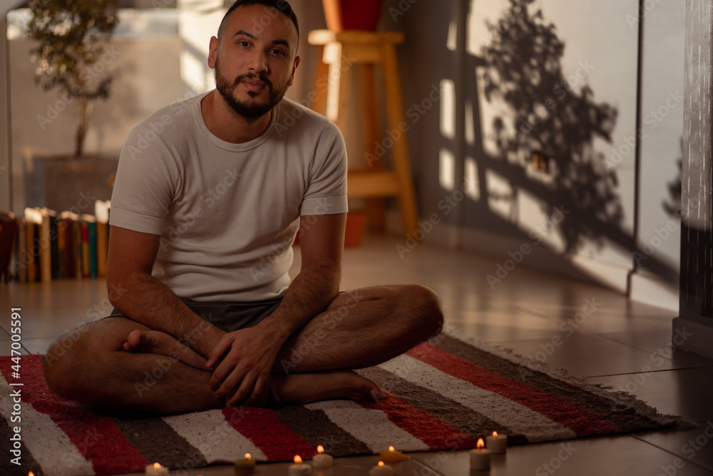 Fototapeta premium Joven se dispone en su hogar a hacer ejercicios de estiramiento relajación y yoga