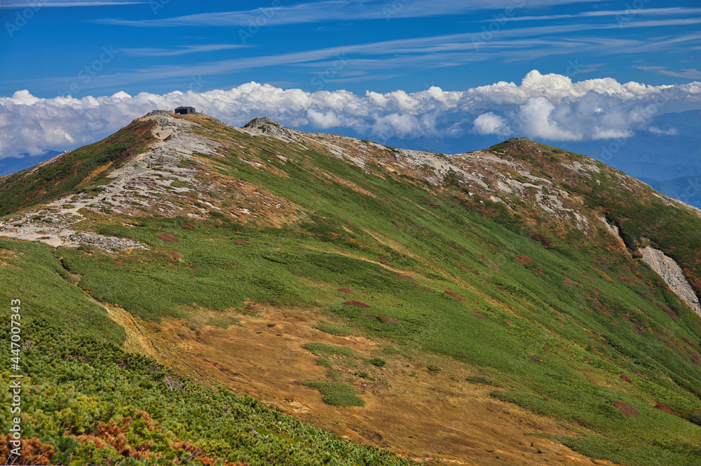 Obraz premium mt.iide trekking in autumn, 秋の快晴下の飯豊山トレッキング