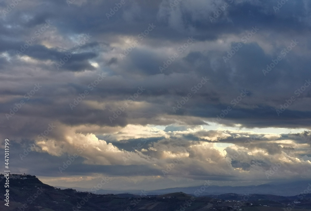 Grandi nuvole tempestose sopra le colline e le montagne dell’Appennino