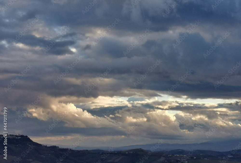 Grandi nuvole tempestose sopra le colline e le montagne dell’Appennino Grandi nuvole tempestose sopra le colline e le montagne dell’Appennino