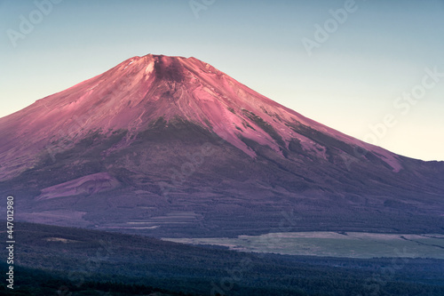 朝日に照らされる富士山の山頂
