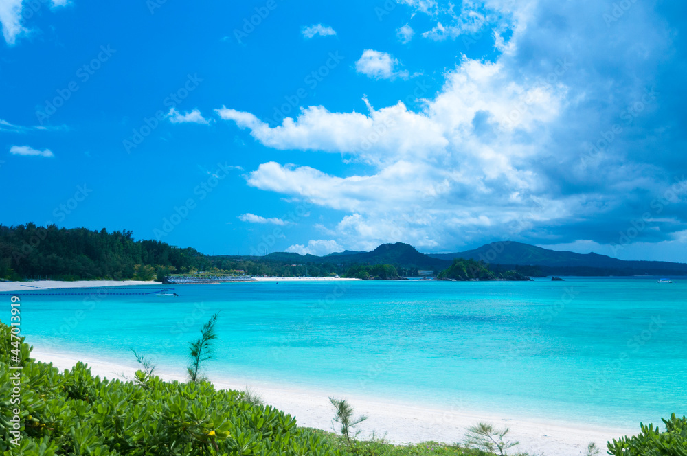 沖縄本島ブセナビーチのエメラルドグリーンの海