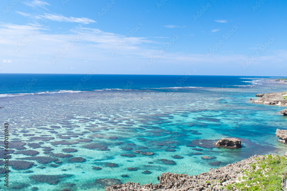 沖縄宮古島のイムギャーマリンガーデンから眺めるエメラルドグリーンの海