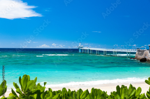 沖縄ブセナのエメラルドグリーンの海と海中展望塔