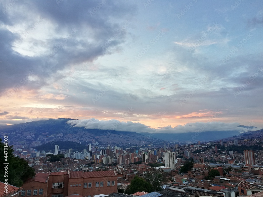 Obraz premium sunset over the city