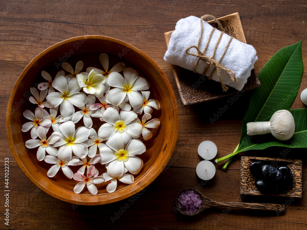 Spa massage compress balls, herbal ball on the wooden with treaments spa Spa massage compress balls, herbal ball on the wooden with treaments spa
