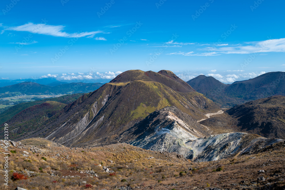 大分県の紅葉のくじゅう連山の風景 Mt.Kujyu range scenery of autumn leaves in Oita Prefecture 大分県の紅葉のくじゅう連山の風景 Mt.Kujyu range scenery of autumn leaves in Oita Prefecture