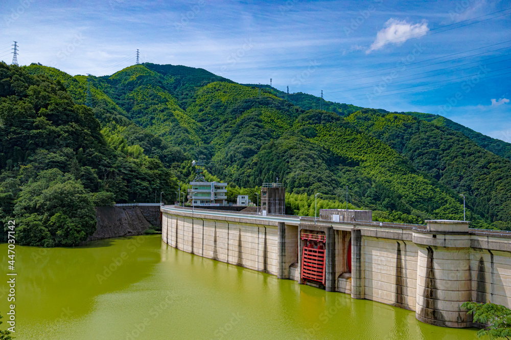 日本の夏のダム