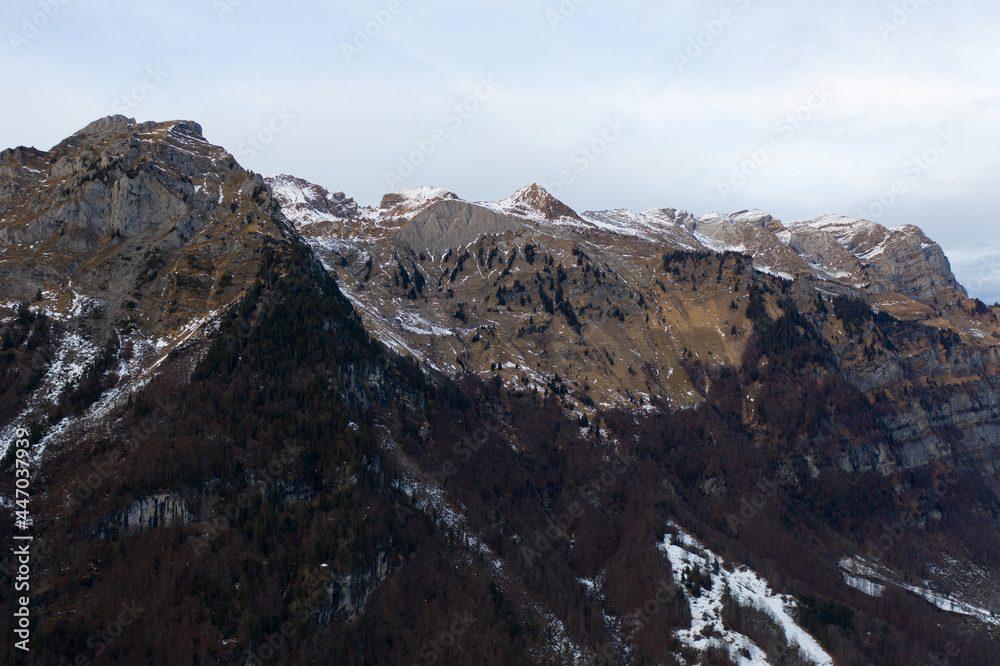 Obraz premium Super Aussicht auf den Klöntalersee im Kanton Glarus. Festgehalten mit der Dji Mavic Pro Drohne. Oben noch Schnee unten schon grün.