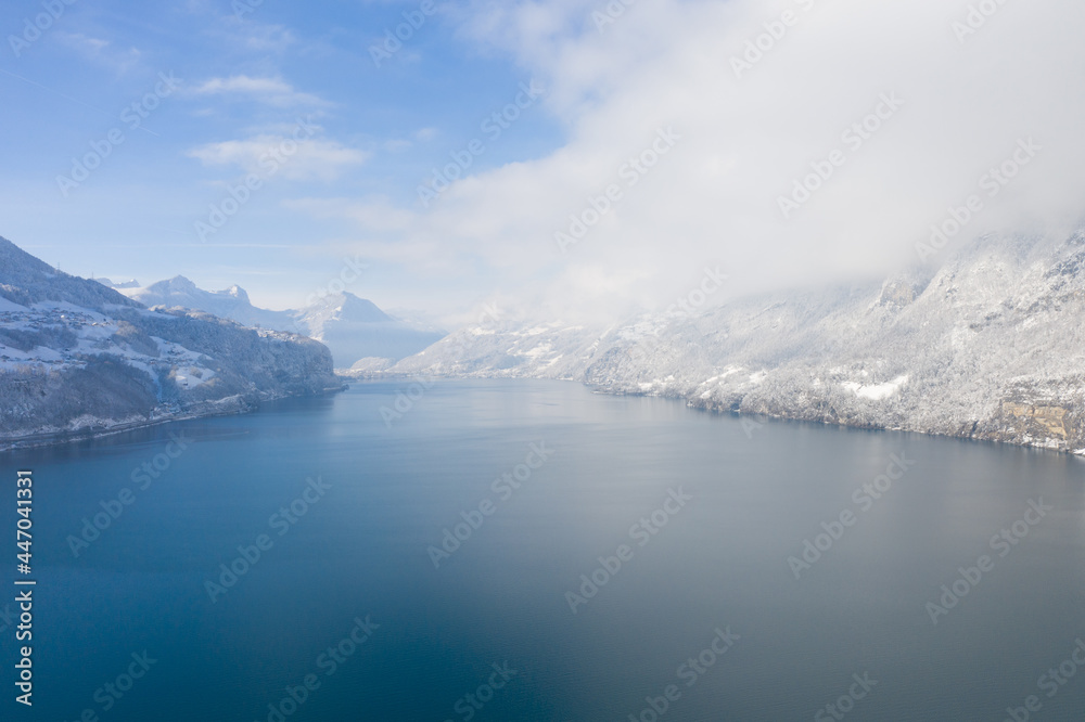 Tolle Aussicht über den Walensee im Kanton Glarus. Winterwunderland in der Schönen Schweiz. Alles ist schneebedeckt. Tolle Aussicht über den Walensee im Kanton Glarus. Winterwunderland in der Schönen Schweiz. Alles ist schneebedeckt.
