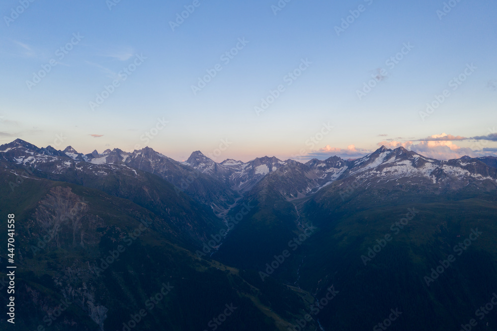 Was für eine tolle Aussicht bei einbem Wundervollem Sonnenuntergang auf dem Grimselpass am Totensee. Wundervolle Wolken über den Bergspitzen beim Abendrot. Atemberaubender Tag.