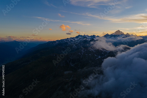 Was für eine tolle Aussicht bei einbem Wundervollem Sonnenuntergang auf dem Grimselpass am Totensee. Wundervolle Wolken über den Bergspitzen beim Abendrot. Atemberaubender Tag. photo