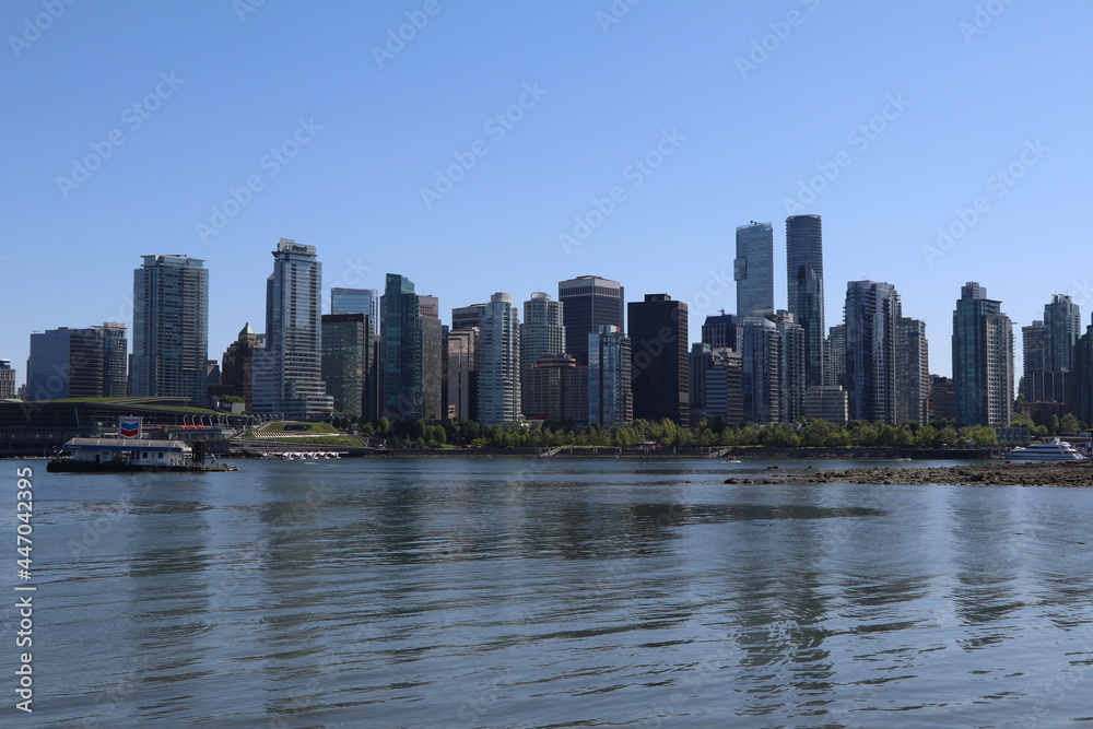 Atemberaubende Aussicht auf die wunderschöne Stadt Vancouver in Kanada. Ein toller sonniger Tag bei einer super Stimmung. Blauer Himmel. Atemberaubende Aussicht auf die wunderschöne Stadt Vancouver in Kanada. Ein toller sonniger Tag bei einer super Stimmung. Blauer Himmel.