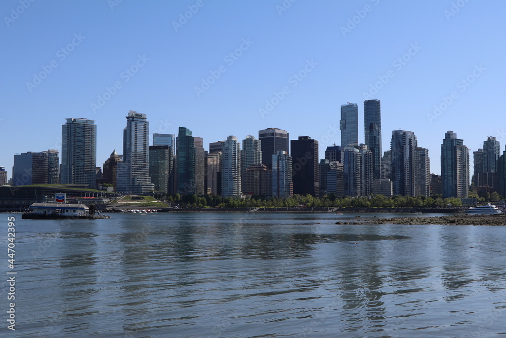 Atemberaubende Aussicht auf die wunderschöne Stadt Vancouver in Kanada. Ein toller sonniger Tag bei einer super Stimmung. Blauer Himmel.