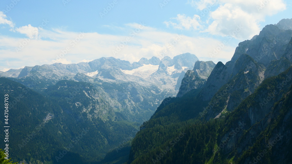 Fototapeta premium Blick auf den Dachstein, und Dem Gosausee