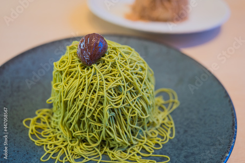 大人気で行列ができる店の、抹茶味のモンブラン