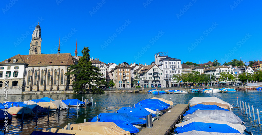 Fototapeta premium Wasserkirche in der Altstadt von Zürich