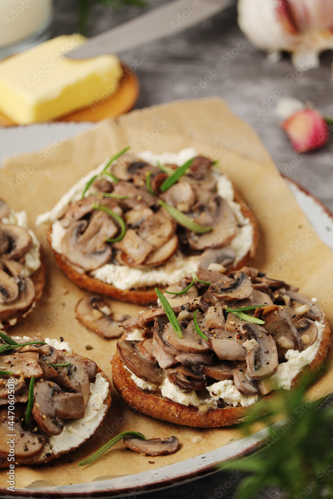 Open sandwiches with grilled mushrooms Open sandwiches with grilled mushrooms