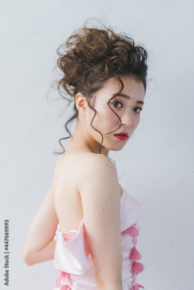 ヘアメイクをしてドレスを着た女性