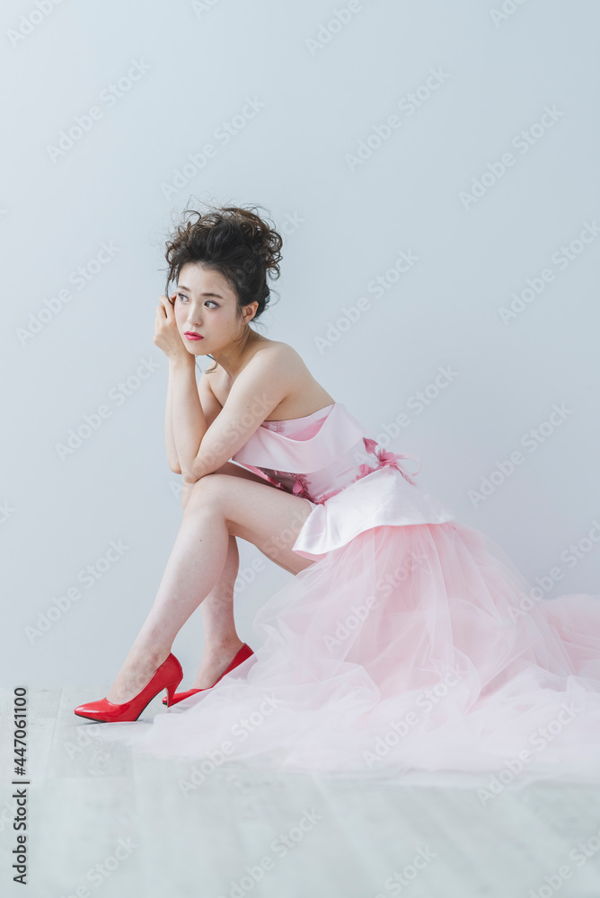ヘアメイクをしてドレスを着た女性 ヘアメイクをしてドレスを着た女性
