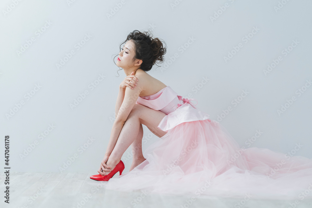 ヘアメイクをしてドレスを着た女性 ヘアメイクをしてドレスを着た女性