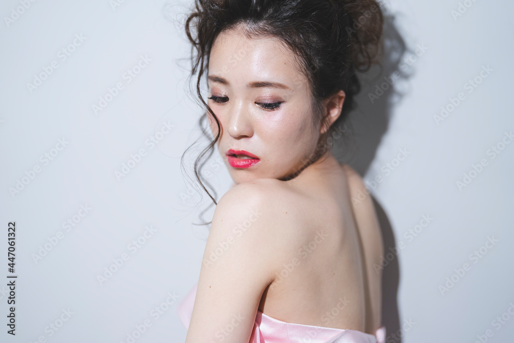 ヘアメイクをしてドレスを着た女性