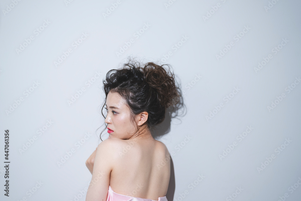 ヘアメイクをしてドレスを着た女性 ヘアメイクをしてドレスを着た女性