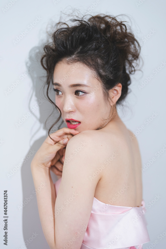ヘアメイクをしてドレスを着た女性