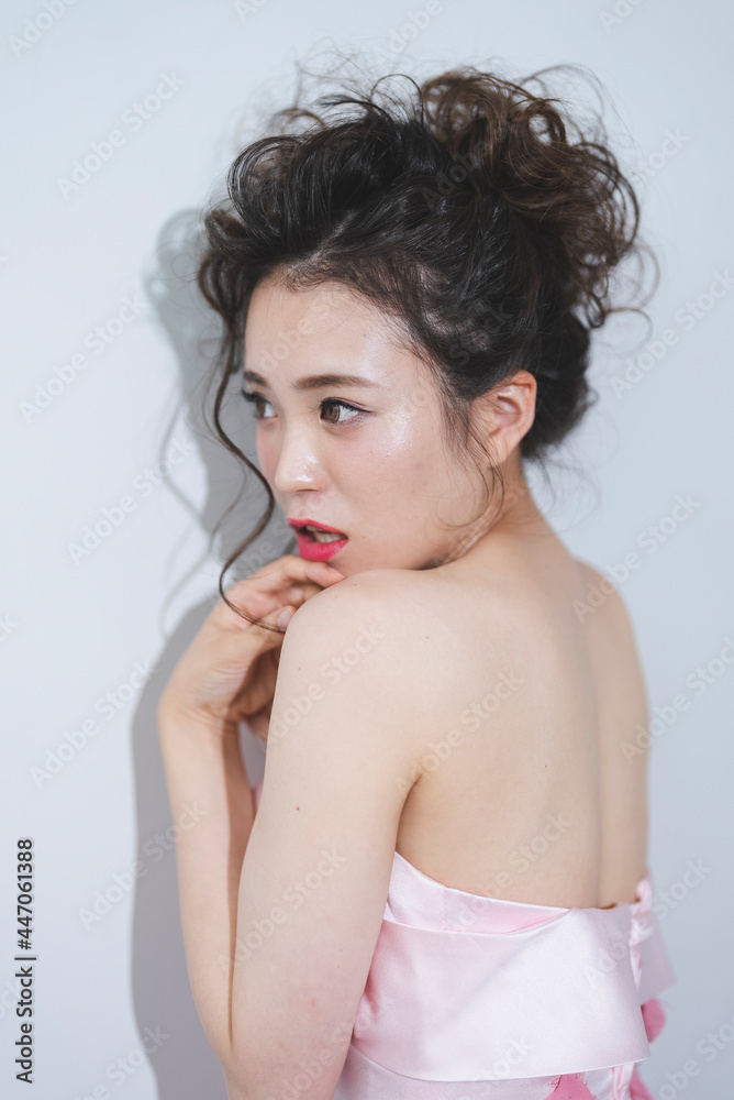 ヘアメイクをしてドレスを着た女性 ヘアメイクをしてドレスを着た女性