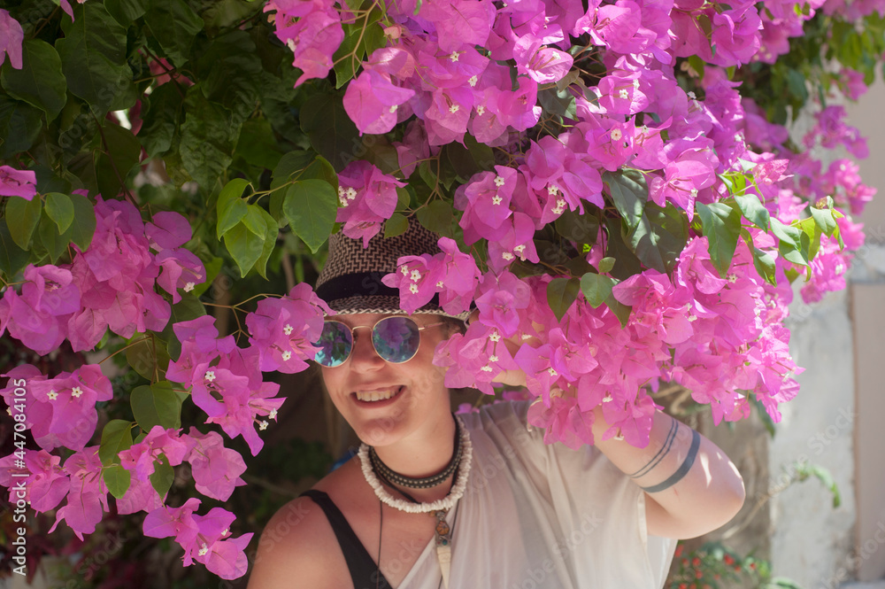 Obraz premium #streetsnap #summerfeeling #summerready #summerholiday #summerdress #flowerlove #womanpower #street_photography #flowerbox #summernight #streetphotography_bw #people_and_world #gardendesign #summer2k1