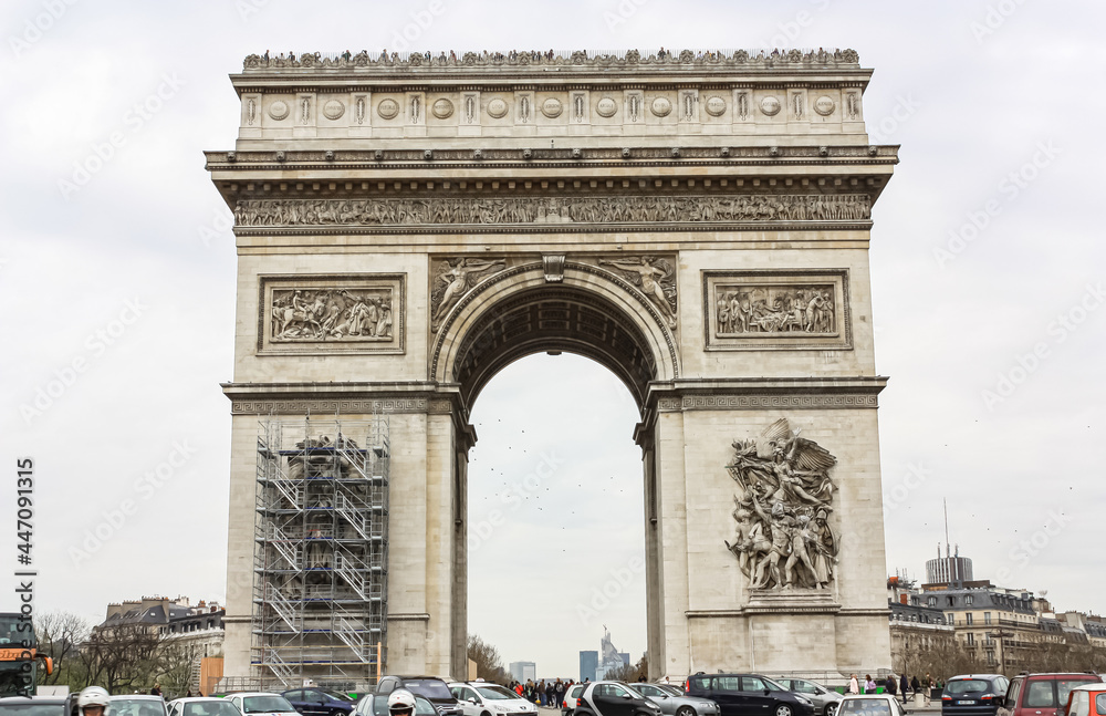 Obraz premium Arc de Triomphe on a cloudy day