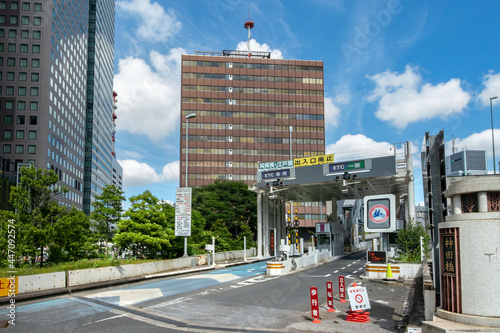 首都高速の神田橋入口と新型コロナワクチンの自衛隊東京大規模接種センター photo