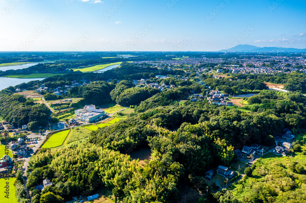 牛久沼湖畔の牛久城跡と筑波山（茨城県）