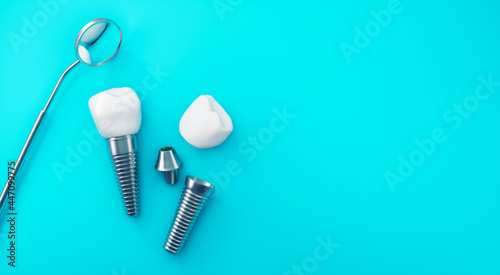 Zahnimplantat in Einzelteilen und Spiegel auf türkisem Untergrund