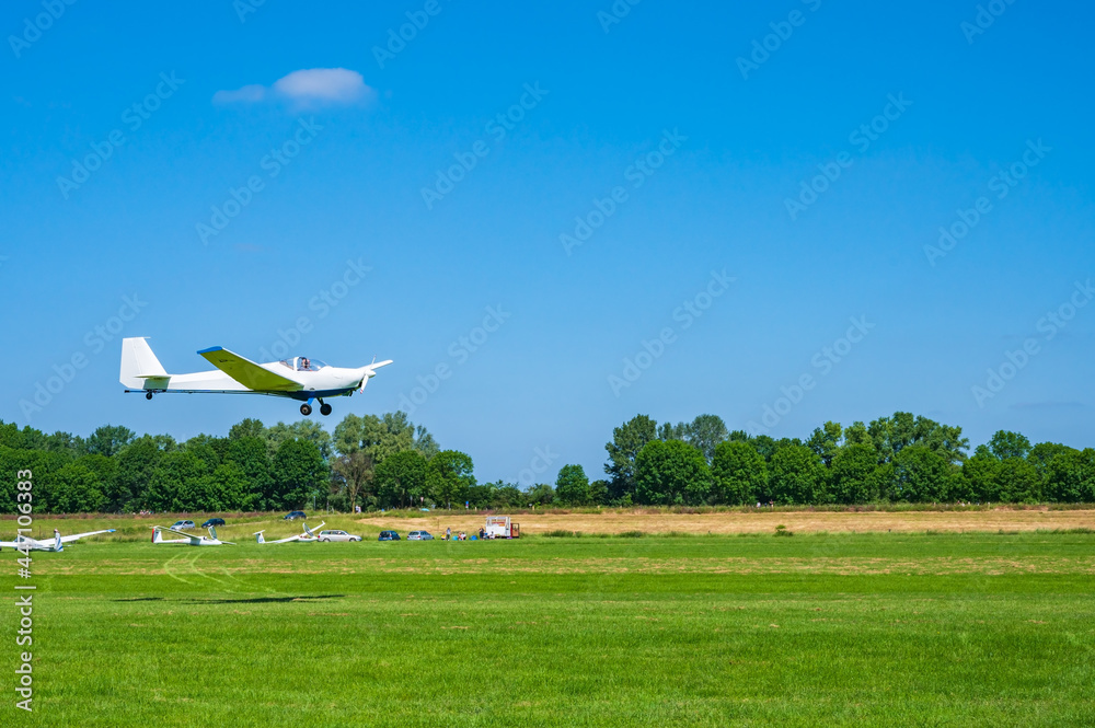 Einmotorige Propellermaschine im Landeanflug auf Flugplatz am Niederrhein