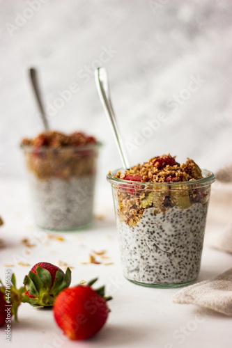 Chiapudding with crumble, rhubarb and stawberries