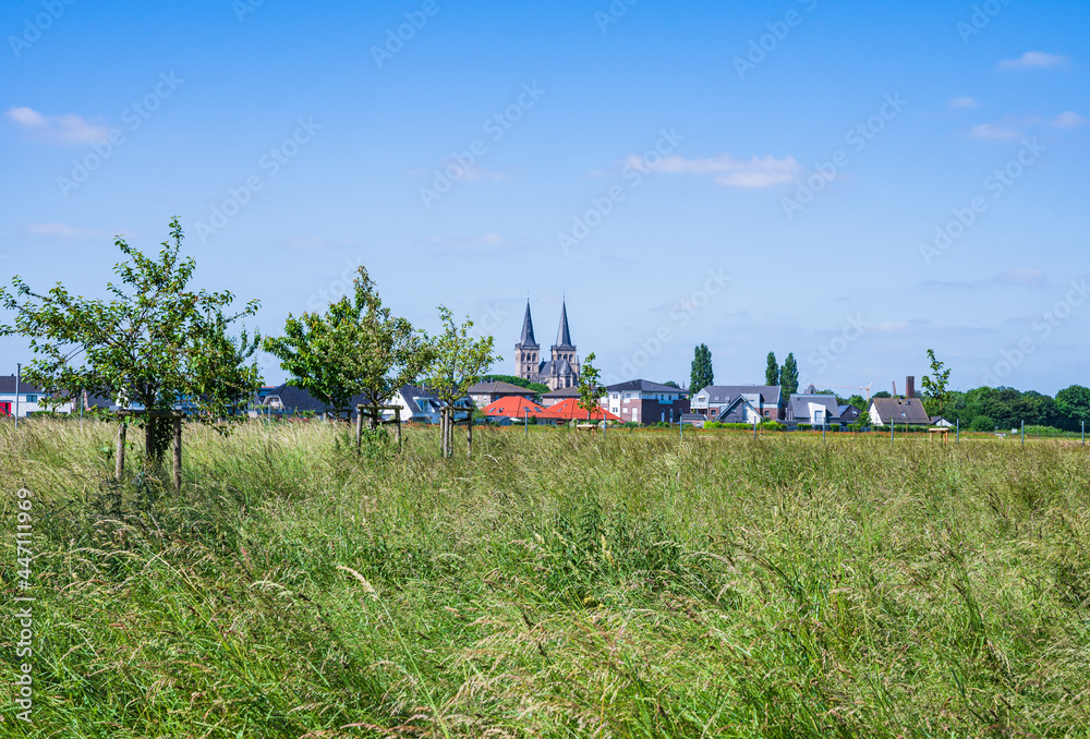 Xanten am Niederrhein mit Siedlung am Dombogen im Vordergrund