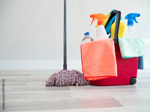 Foto Cleaning tools at home
with a bottle of water brush and broom her house with cle
